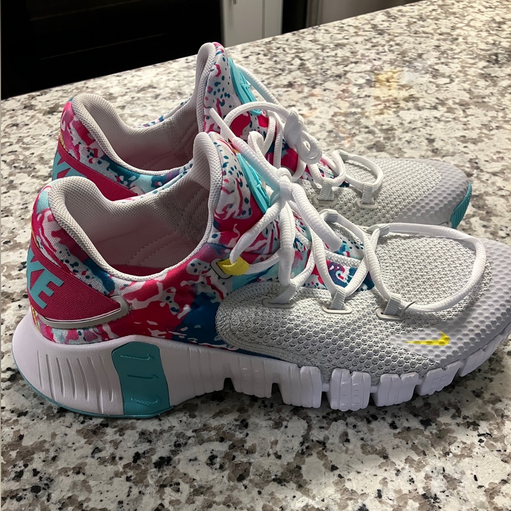 Women’s Nike pink and teal / multicolored sneakers